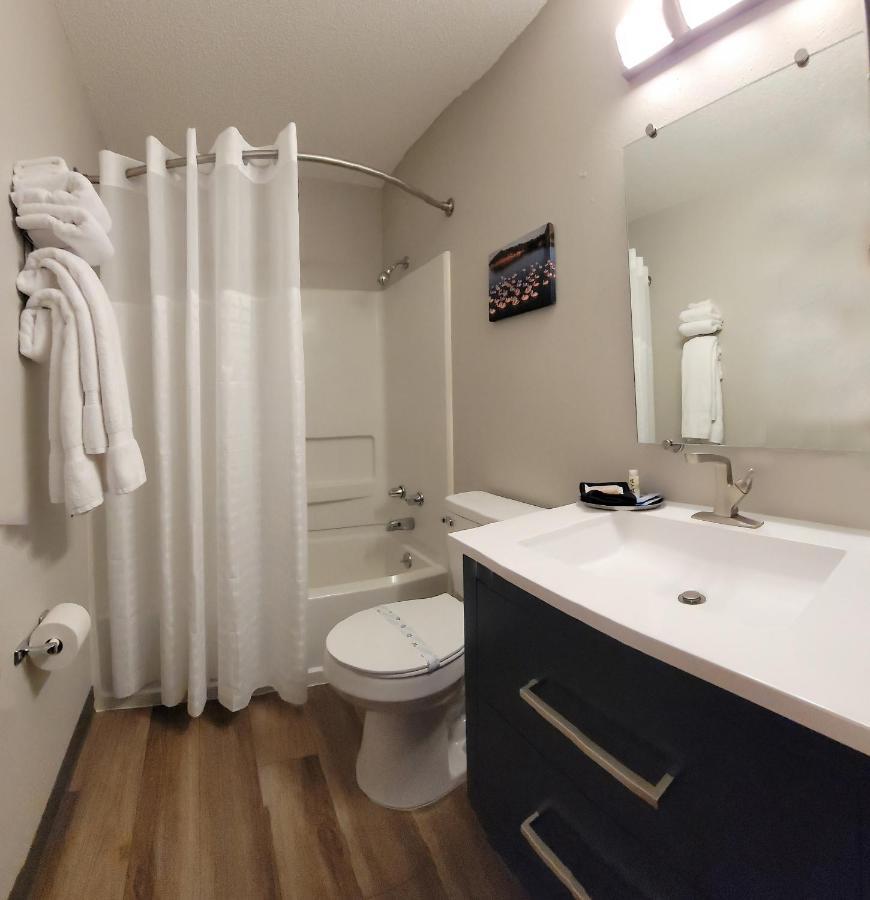 Hilltop Inn & Suites 그로브 외부 사진