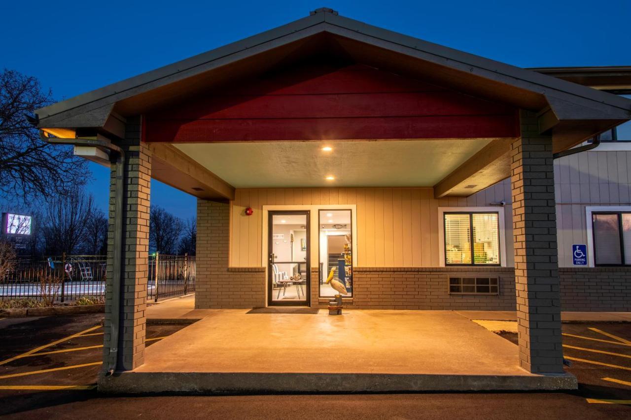 Hilltop Inn & Suites 그로브 외부 사진